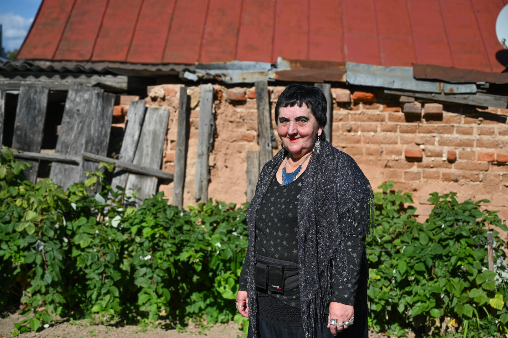 Nors anksti neteko tėčio, o sukūrus šeimą teko laidoti vyrą, panevėžietė gyvenimo nekeikia, bet semia jį pilnomis saujomis. P. ŽIDONIO nuotr.
