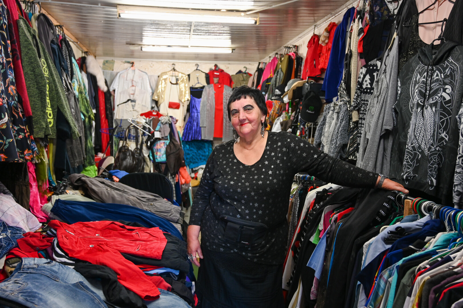 Ne vienas, įėjęs į Alfos dėvėtų drabužių parduotuvę, netenka amo išvydę, į ką panaši jos šeimininkė. P. ŽIDONIO nuotr.