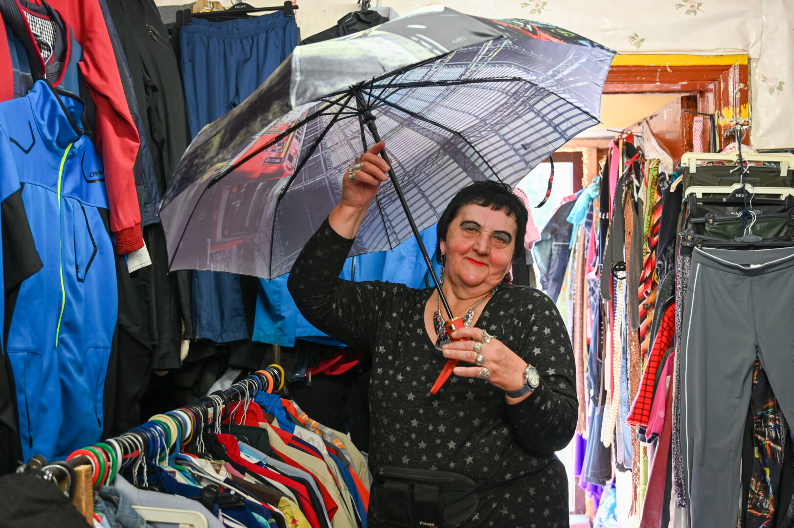 Alfai Morkevičienei smagu būti šlagerių karalienės antrininke. P. ŽIDONIO nuotr.