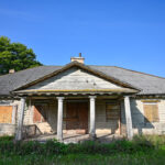 Panevėžio rajone, vos už poros kilometrų nuo Skaistgirių važiuojant Pušaloto link, dėmesį patraukia kairėje kelio pusėje besidriekianti šimtamečių medžių alėja, o gerai įsižiūrėjus tolumoje matyti ir medinės dvaro kolonos.