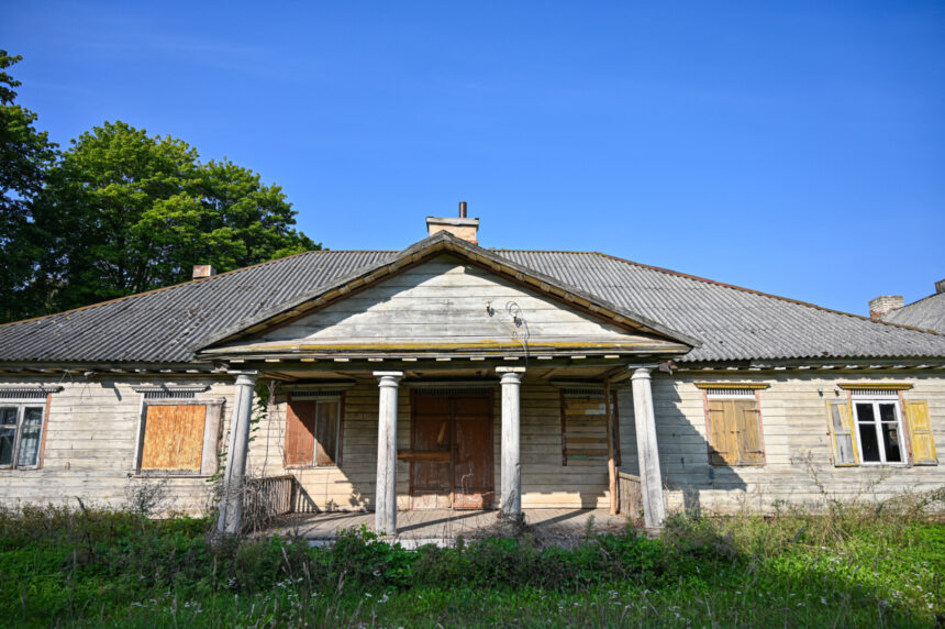 Panevėžio rajone, vos už poros kilometrų nuo Skaistgirių važiuojant Pušaloto link, dėmesį patraukia kairėje kelio pusėje besidriekianti šimtamečių medžių alėja, o gerai įsižiūrėjus tolumoje matyti ir medinės dvaro kolonos.
