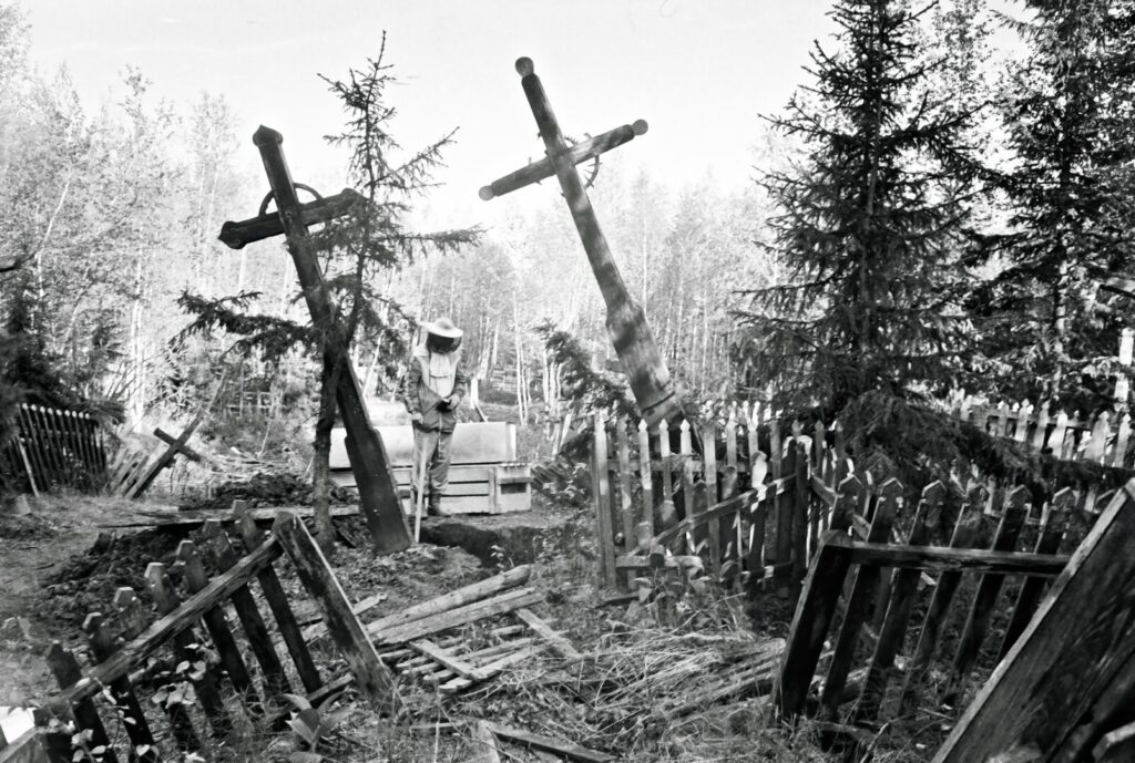 Sibiro ir Kazachstano platybėse amžinojo poilsio atgulė tūkstančiai represuotų lietuvių. Dalies jų kapai bėgant dešimtmečiams išnyko ar buvo sunaikinti, kiti atsidūrė bendrose kapavietėse. Tačiau kuriuos galėjo, lietuviai – tarp jų ir panevėžiečiai – artimųjų palaikus susigrąžino. Ir padarė tą Lietuvai dar tebesant Sovietų Sąjungoje.
