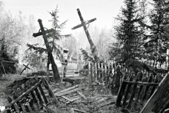 Sibiro ir Kazachstano platybėse amžinojo poilsio atgulė tūkstančiai represuotų lietuvių. Dalies jų kapai bėgant dešimtmečiams išnyko ar buvo sunaikinti, kiti atsidūrė bendrose kapavietėse. Tačiau kuriuos galėjo, lietuviai – tarp jų ir panevėžiečiai – artimųjų palaikus susigrąžino. Ir padarė tą Lietuvai dar tebesant Sovietų Sąjungoje.