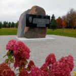 Panevėžio rajone esančių Jotainių pačiame centre, kelių, vedančių į Ramygalą, Vadoklius, Panevėžį sankirtoje, stūkso didumu pribloškiantis ir netgi gluminantis paminklas.