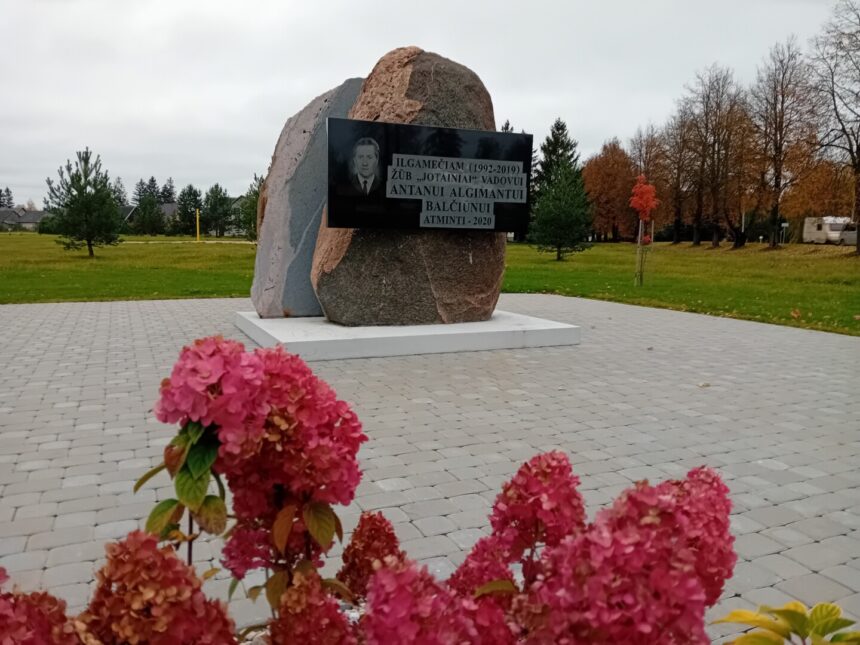 Panevėžio rajone esančių Jotainių pačiame centre, kelių, vedančių į Ramygalą, Vadoklius, Panevėžį sankirtoje, stūkso didumu pribloškiantis ir netgi gluminantis paminklas.