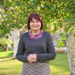 Bronės Kanoverskytės segėmis bei vėriniais galėtų puoštis scenos žvaigždės, prezidentienės ar karalienės. Tačiau išradingo dizaino akį traukiančiais papuošalais – tais, kurie neiškeliauja į užsienį, – puoštis dažniausiai išdrįsta tik pati kūrėja, taip papildanti savo esybę.