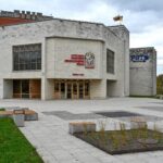 Nevėžio upės slėnyje beveik prieš keturias dešimtis metų nugriautų medinių namukų vietoje pastatyti Panevėžio bendruomenių rūmai per savo gyvavimo istoriją jau šeštą kartą keis vardą.