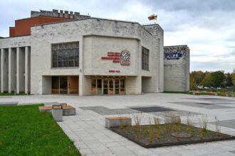 Nevėžio upės slėnyje beveik prieš keturias dešimtis metų nugriautų medinių namukų vietoje pastatyti Panevėžio bendruomenių rūmai per savo gyvavimo istoriją jau šeštą kartą keis vardą.