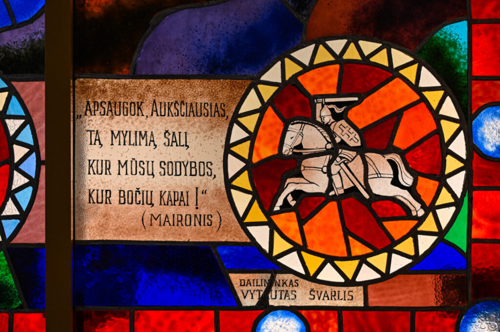 Vienam garsiausių Lietuvos vitražo meistrų Vytautui Švarliui postūmiu rinktis šią sudėtingą specialybę tapo kadaise Krekenavos bazilikoje pro geltoną stiklą įspindęs šviesos ruožas.