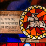 Vienam garsiausių Lietuvos vitražo meistrų Vytautui Švarliui postūmiu rinktis šią sudėtingą specialybę tapo kadaise Krekenavos bazilikoje pro geltoną stiklą įspindęs šviesos ruožas.