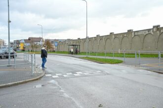 Prieš kiek daugiau kaip porą metų rekonstravus Molainių gatvę, vietoj įprastų pėsčiųjų perėjų atsirado dvi nežymėtosios.