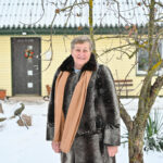 Prie Upytės besišliejančioje Tarnagaloje, šalia kelio į Krekenavą, stūkso senutėlė dviejų galų troba, juokais pavadinama pakelės namais.