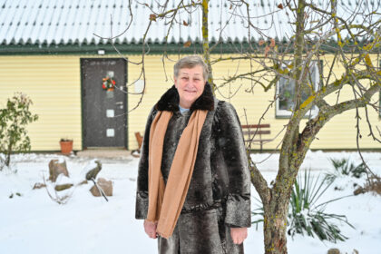 Prie Upytės besišliejančioje Tarnagaloje, šalia kelio į Krekenavą, stūkso senutėlė dviejų galų troba, juokais pavadinama pakelės namais.