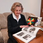 Gražiausius jaunystės metus tolimojoje taigoje priversta praleisti tremtinė iki šiol sako nežinanti tikrosios priežasties, kodėl jos šeima buvo išvežta į Sibirą. Tačiau nei badas, nei alinamas darbas, negailestinga gamta ar sunkiai įsivaizduojamos gyvenimo sąlygos nepalaužė.