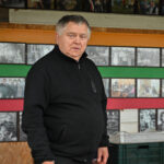 Tremtyje gimęs Juozas Klioris ten praleido dvejus metus ir tolimojo Sibiro nepamena. Tačiau sugriautas šeimos gyvenimas, skaudūs artimųjų patyrimai, pasakojimai apie neteisybę, alinantį darbą, o sykiu – ir nepaprastą ištvermę – sugulė jo knygon apie tremtį.