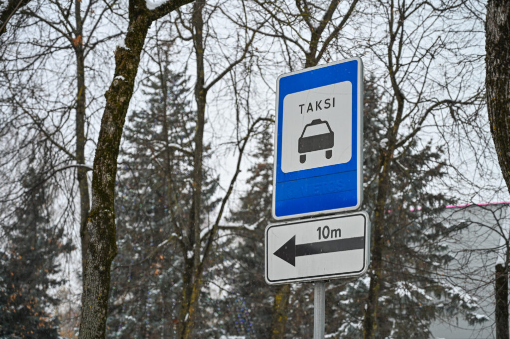 Kam reikalingi kelio ženklai, jei į juos niekas nekreipia dėmesio, bet nei policija, nei Savivaldybės viešosios tvarkos sergėtojai pažeidėjų nebaudžia?