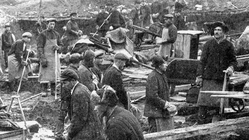 Gulago lagerių kaliniai – tarp jų ir dešimtys tūkstančių lietuvių – buvo kalinami nežmoniškomis sąlygomis: gyveno pusbadžiu, buvo alinami sunkaus darbo ir dažnai neturėjo vilties grįžti į gimtinę.