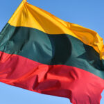 Raguva buvo bene pirmoji Panevėžio rajone, 1988-ųjų rudenį iškėlusi Trispalvę. Mokslo metų pradžioje prie mokyklos viešai suplevėsavusi nepriklausomos Lietuvos vėliava buvo drąsus žingsnis sparčiai atgimstančioje, tačiau vis dar sovietmečio realybėje gyvenusioje šalyje.