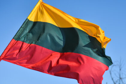 Raguva buvo bene pirmoji Panevėžio rajone, 1988-ųjų rudenį iškėlusi Trispalvę. Mokslo metų pradžioje prie mokyklos viešai suplevėsavusi nepriklausomos Lietuvos vėliava buvo drąsus žingsnis sparčiai atgimstančioje, tačiau vis dar sovietmečio realybėje gyvenusioje šalyje.