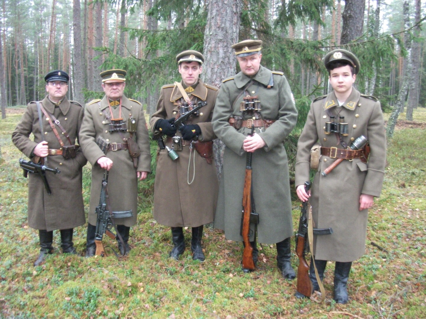 Dr. Dariaus Juodžio (viduryje) teigimu, kruopštus rekonstruktorių darbas padeda atskleisti vis daugiau Lietuvos laisvės kovotojų buities detalių ir net jas atkurti. Tačiau partizanų uniformos – ypač didelis iššūkis. D. JUODŽIO ASMENINIO ARCHYVO nuotr.