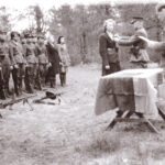 Dar tebevykstant ginkluotam pasipriešinimui sovietams, Lietuvos kovotojai sulaukė pirmųjų apdovanojimų šiame oficialiai neskelbtame kare su okupantais.