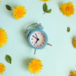 Mokslininkai eilinį kartą prašo liautis kaitaliojus laiką į vasaros ir žiemos. Jų įspėjimu, laikrodžių sukiojimas daugina vėžio atvejų, eismo įvykių ir problemų dėl miego. Ar bereikia svaresnių argumentų tokios praktikos atsikratyti?