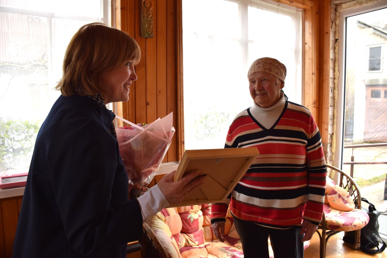 Savivaldybės sveikinimus išskirtinio jubiliejaus proga A. Mikulskienei perdavė vicemerė Loreta Masiliūnienė.