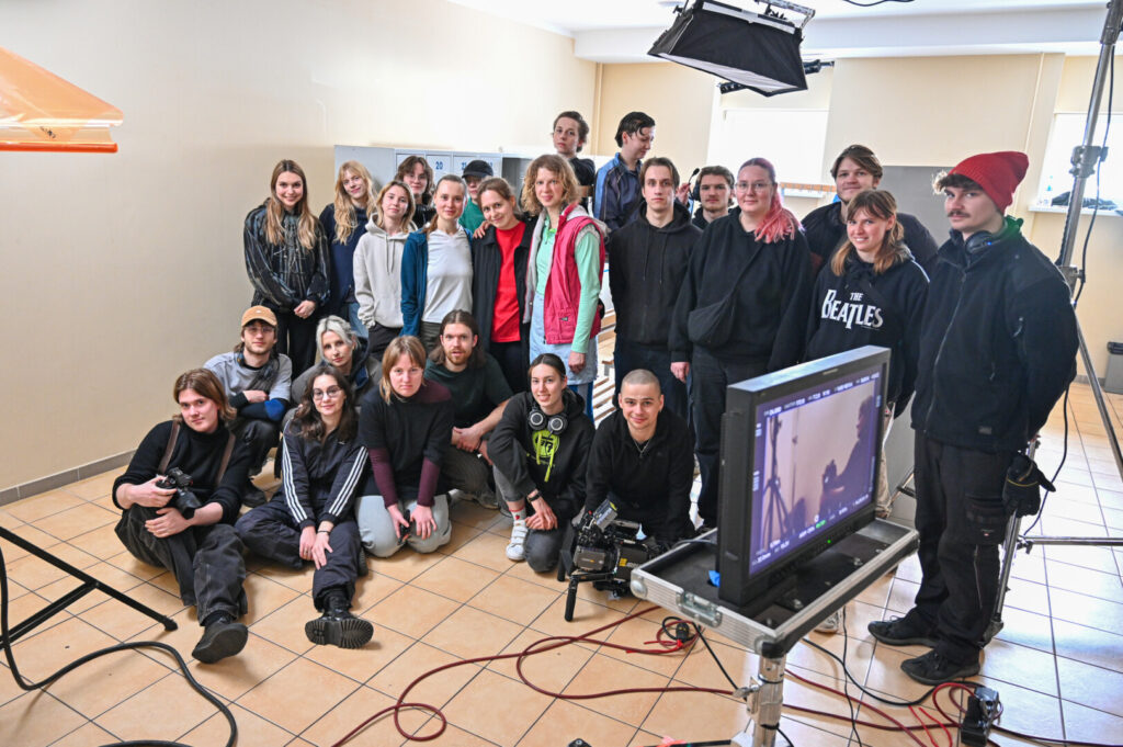 Panevėžio lengvosios atletikos maniežas kelioms dienoms virto tikrų tikriausia filmavimo aikštele.