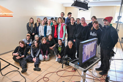 Panevėžio lengvosios atletikos maniežas kelioms dienoms virto tikrų tikriausia filmavimo aikštele.