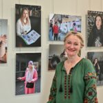 Kai rusija užpuolė Ukrainą, šios šalies Rašytojų sąjungos narė, literatūrinių premijų laureatė Svitlana Diduch-Romanenko su paaugliu sūnumi nuo karo baisumų prisiglaudė Panevėžyje ir čia gyvena iki šiol. Diplomuota muitininkė ir anglų kalbos vertėja Svitlana šiuo metu Panevėžio kolegijoje studijuoja kineziterapiją, o laisvalaikiu fotografuoja.