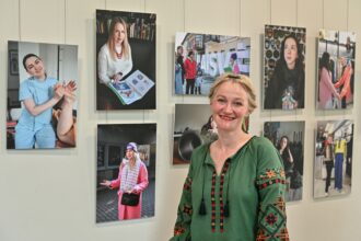 Kai rusija užpuolė Ukrainą, šios šalies Rašytojų sąjungos narė, literatūrinių premijų laureatė Svitlana Diduch-Romanenko su paaugliu sūnumi nuo karo baisumų prisiglaudė Panevėžyje ir čia gyvena iki šiol. Diplomuota muitininkė ir anglų kalbos vertėja Svitlana šiuo metu Panevėžio kolegijoje studijuoja kineziterapiją, o laisvalaikiu fotografuoja.