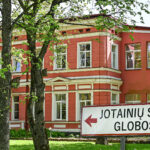 Vienoje didžiausių Panevėžio rajono socialinės globos įstaigų susiklostė neeilinė situacija – vienu metu iš pareigų pasitraukė visa jos valdžia – direktorius su pavaduotoja.