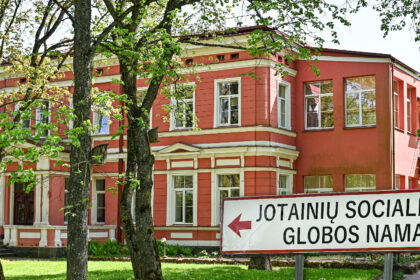 Vienoje didžiausių Panevėžio rajono socialinės globos įstaigų susiklostė neeilinė situacija – vienu metu iš pareigų pasitraukė visa jos valdžia – direktorius su pavaduotoja.