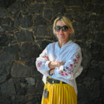 „Esu vulkanėlis“, – paklausta, kaip vienu sakiniu ją pristatyti, atsako Jurga Žilytė, Panevėžio apskrities Gabrielės Petkevičaitės-Bitės viešosios bibliotekos Komunikacijos ir kultūros vadybos skyriaus vadovė bei elegantiškų desertų kepėja. Ugniniu temperamentu ir energija išsiskirianti Jurga per gyvenimą eina su moto, kad laimė yra veiksmažodis.