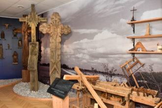 Panevėžio rajone išsaugoti devyni originalūs dievdirbio Vinco Svirskio kūriniai, iš jų trys kryžiai eksponuojami Panevėžio kraštotyros muziejuje, čia atkeliavę iš Krekenavos ir Ramygalos apylinkių. G. KARTANO nuotr.