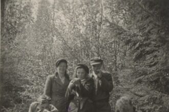 Lietuvos partizaniniame kare itin reikšmingas vaidmuo teko moterims, kovojusioms net ir be ginklo. Ryšininkėmis kliovėsi aukščiausia partizanų vadovybė, moterys perduodavo svarbiausias žinias ir netgi su vyrais dalinosi vieta žeminėse. Jose įsikurdavo šeimos, gimdavo vaikai.