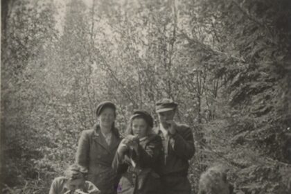 Lietuvos partizaniniame kare itin reikšmingas vaidmuo teko moterims, kovojusioms net ir be ginklo. Ryšininkėmis kliovėsi aukščiausia partizanų vadovybė, moterys perduodavo svarbiausias žinias ir netgi su vyrais dalinosi vieta žeminėse. Jose įsikurdavo šeimos, gimdavo vaikai.