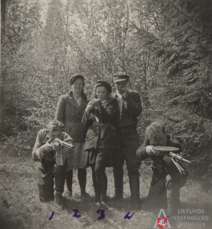 Lietuvos partizaniniame kare itin reikšmingas vaidmuo teko moterims, kovojusioms net ir be ginklo. Ryšininkėmis kliovėsi aukščiausia partizanų vadovybė, moterys perduodavo svarbiausias žinias ir netgi su vyrais dalinosi vieta žeminėse. Jose įsikurdavo šeimos, gimdavo vaikai.