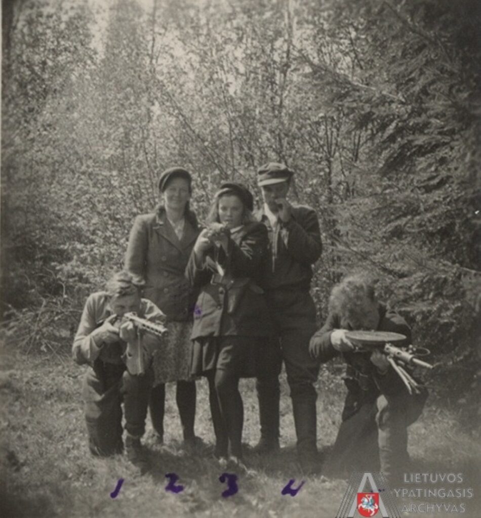 Lietuvos partizaniniame kare itin reikšmingas vaidmuo teko moterims, kovojusioms net ir be ginklo. Ryšininkėmis kliovėsi aukščiausia partizanų vadovybė, moterys perduodavo svarbiausias žinias ir netgi su vyrais dalinosi vieta žeminėse. Jose įsikurdavo šeimos, gimdavo vaikai.