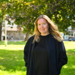 Skaitmeninės rinkodaros specialistei panevėžietei Laurai Gedminaitei netenka skaičiuoti centų, tačiau jai tikrai nėra gėda drabužius pirkti tik dėvėtų parduotuvėse, susirinkti tuščią tarą ar nuo konteinerio parsinešti kažkieno išmestų kėdžių.