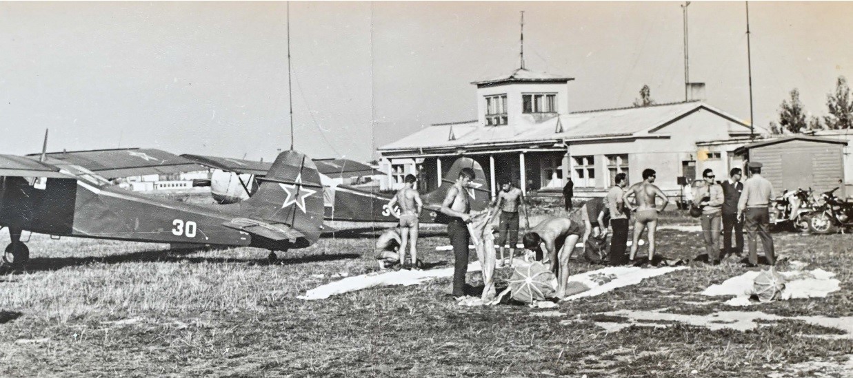 Kadaise šiame pastate panevėžiečiai laukdavo skrydžio. O greta treniruodavosi aeroklubo nariai. PANEVĖŽIO AEROKLUBO MUZIEJAUS nuotr.