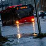 Per Panevėžį ketvirtadienio vakarą praūžusi liūtis tarsi padalijo miestą: vienuose rajonuose paprasčiausiai lijo, kitur pylė kaip iš kibiro.