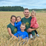 Vilniuje įsikūrę pedagogai Arūnas ir Vilija Samai vasaras ir savaitgalius leidžia iš močiutės paveldėtoje sodyboje Panevėžio rajone, kur puoselėja savo ūkį – riešutyną ir braškyną.