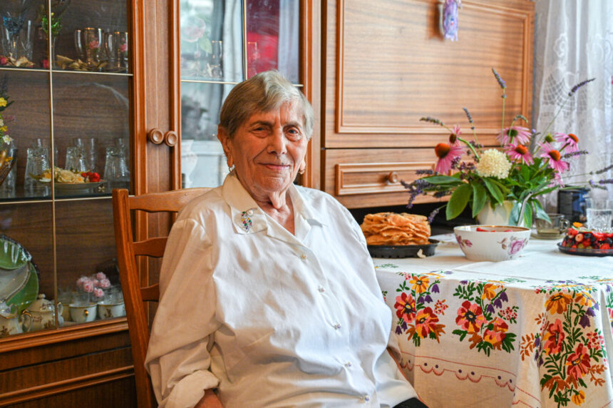 Triženklį jubiliejų švenčianti panevėžietė Genovaitė Dūdienė juokauja dar neturėjusi tokio „skaitlingo“ gimtadienio, tad nelabai ir žinanti, kaip jį reikėtų tinkamai paminėti. Bet čia pat surimtėjusi priduria: šis šimtmetis – tarsi liudijimas, kad gyvenime išties esama stebuklų, kurių vienas – ji pati.