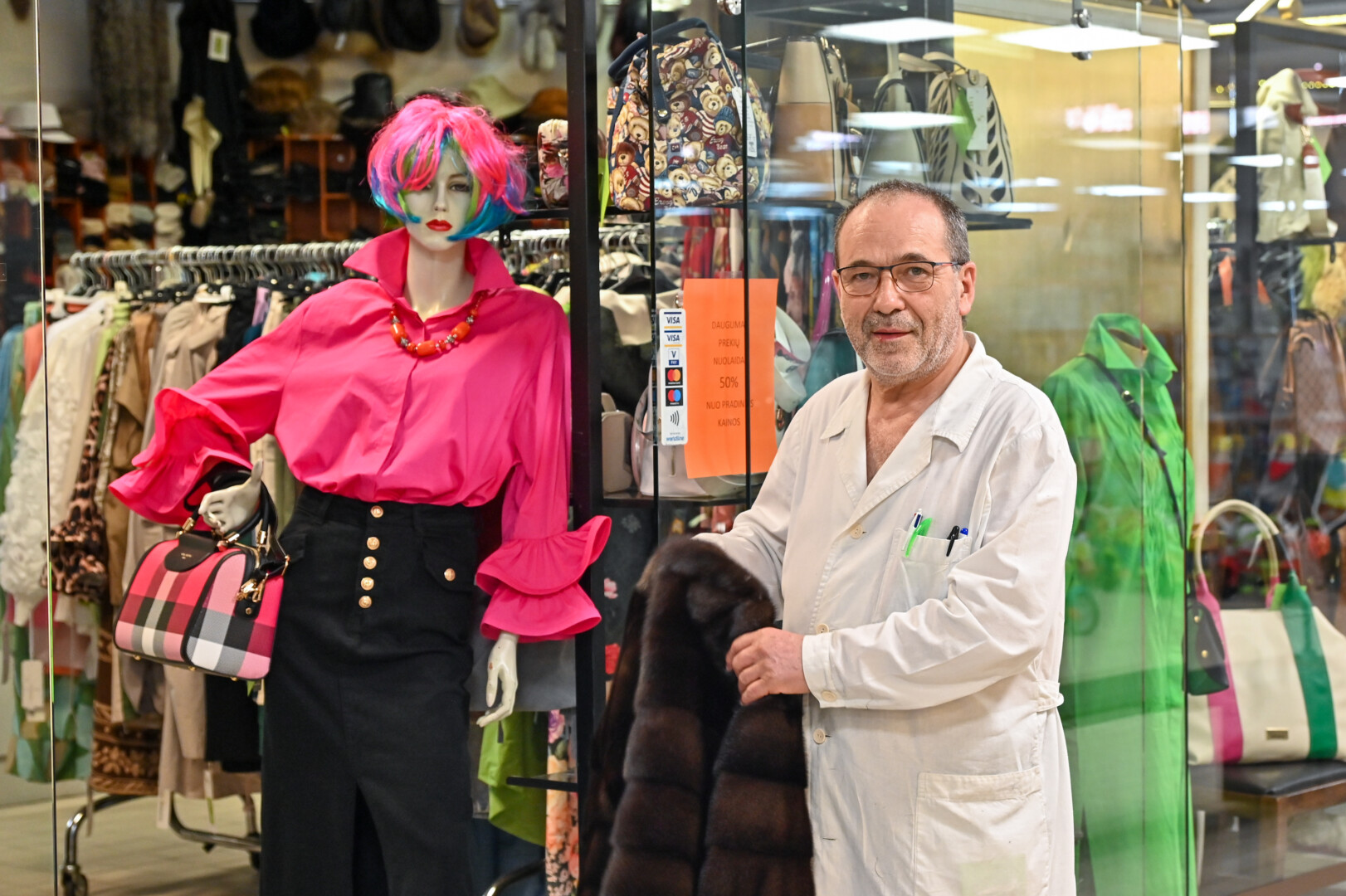 Italas tiki savo verslo ateitimi – sako, kad net ir keičiantis madoms, pažiūroms ir idėjoms, gaminių iš kailių ir odos žmonėms vis tiek reikės. G. KARTANO nuotr.