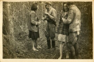 Gebėjimas juokauti net mirties akivaizdoje – žmogiškosios stiprybės liudijimas. 1944–1953 metais Lietuvoje vykstant partizaninėms kovoms humoras dar buvo tapęs ir ginklu prieš totalitarinį režimą.