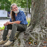 Partizanų nuotraukų negatyvai, sovietmečiu saugoti rizikuojant laisve ar net gyvybe, nepriklausomybės priešaušryje buvo prikelti naujam gyvenimui. Juos kruopščiai atkūręs Panevėžio fotomenininkas Stanislovas Bagdonavičius sako, kad juostelėje užfiksuotų partizanų gyvenimai primena romanus, o ir jis pats per šias nuotraukas tapęs savotiška istorijos dalimi.