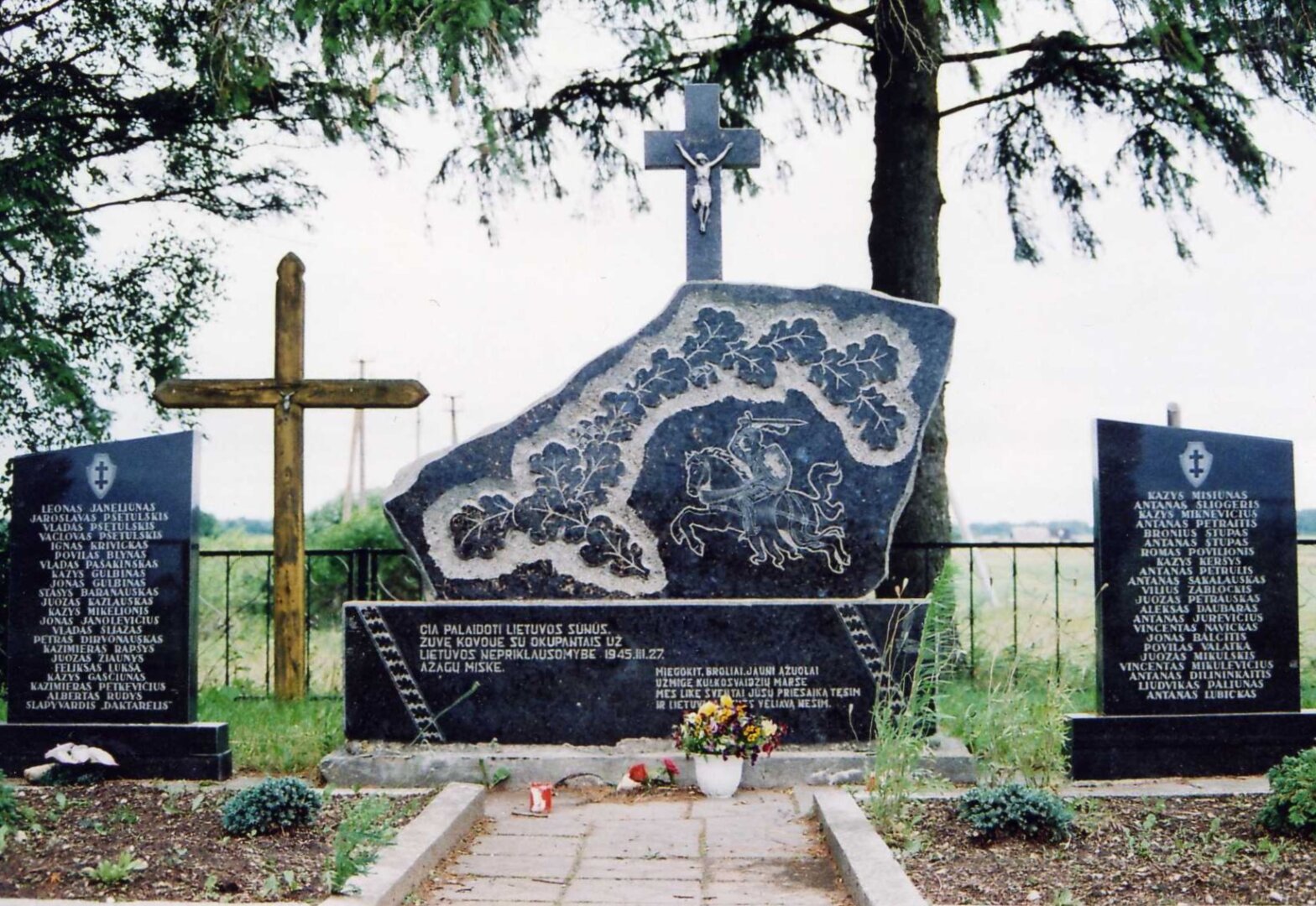 Paminklinė kompozicija Ažagų-Eimuliškio kautynėse žuvusiems partizanams Dragonių kapinaitėse, Panevėžio rajone. LIETUVOS GYVENTOJŲ GENOCIDO IR REZISTENCIJOS TYRIMO CENTRO (RŪTOS TRIMONIENĖS) nuotr.