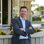 Didžiausiose pasaulio scenose stulbinamu virtuoziškumu publikos dėmesį prikaustantis 36-erių panevėžietis pianistas Rokas Valuntonis Panevėžio gimtadienio proga solinį rečitalį sugrojo gimtojo miesto publikai. Šiam fortepijono virtuozui atviri keliai į pasaulines koncertų sales, tačiau sugrįžti į miestą, kur ir gimė jo meilė klasikinei muzikai, R. Valuntoniui visuomet be galo gera.