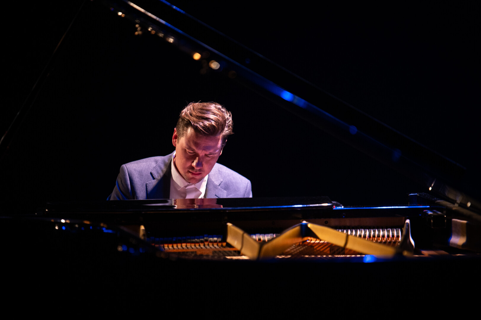 Londone šiuo metu gyvenantis ir visame pasaulyje intensyviai koncertuojantis panevėžietis Rokas Valuntonis gimtojo miesto publikai surengė išskirtinį solinį rečitalį. P. ŽIDONIO nuotr.